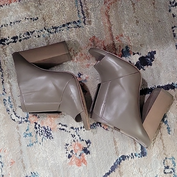 Pour La Victoire gray leather heeled mules - Picture 8 of 11